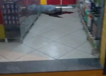 Homem é morto a tiros em farmácia na Zona Oeste