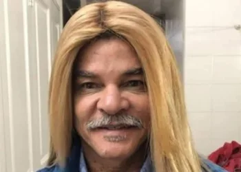 Valderrama alisa o cabelão loiro e leva fãs colombianos à loucura