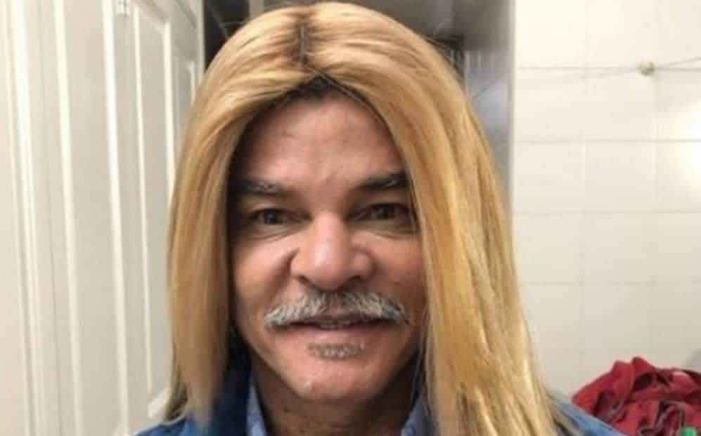 Valderrama alisa o cabelão loiro e leva fãs colombianos à loucura