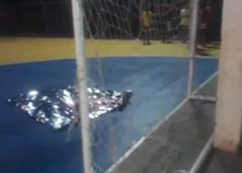 Menino de 9 anos morre após trave de futebol cair sobre ele