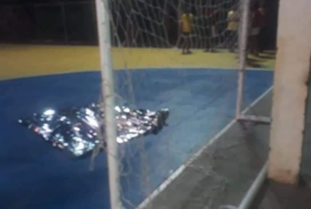 Menino de 9 anos morre após trave de futebol cair sobre ele