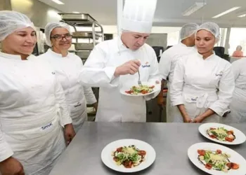 Recepcionista, Ajudante de Cozinha – R$ 1.600,00 – Abertura e fechamento de fichas, organizar o local de trabalho – Rio de Janeiro