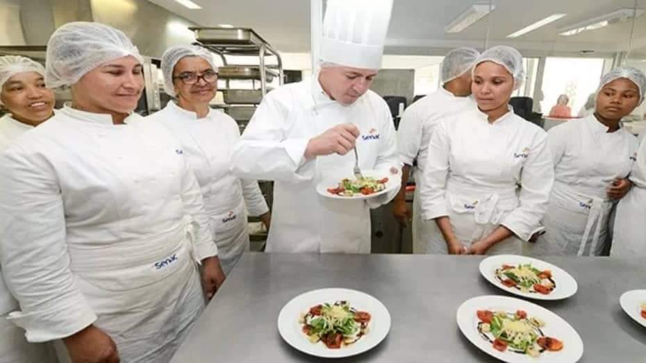 Recepcionista, Ajudante de Cozinha – R$ 1.600,00 – Abertura e fechamento de fichas, organizar o local de trabalho – Rio de Janeiro