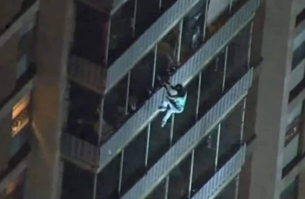 Filho escala 15 andares de p