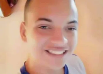 Adolescente de 15 anos morre enquanto usava celular no carregador