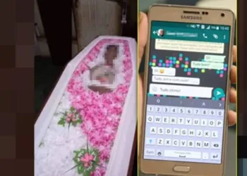 Mulher acorda e levanta para ver mensagem no WhatsApp durante seu próprio funeral