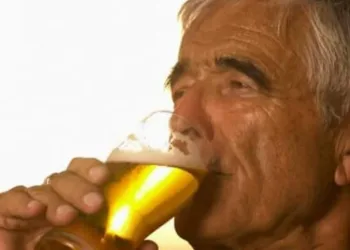 Estudo diz que quem bebe cerveja ou café tem mais chance de passar dos 90 anos