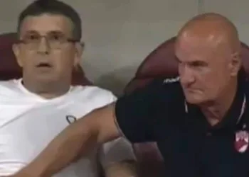 Técnico romeno  sofre infarto e partida continua