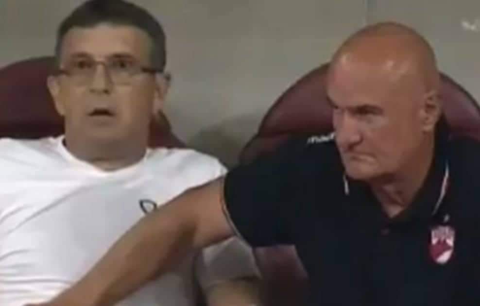 Técnico romeno  sofre infarto e partida continua