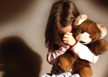 Mãe é condenada por “pisão” na garganta da filha de 3 anos