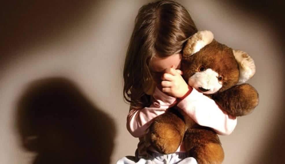 Mãe é condenada por “pisão” na garganta da filha de 3 anos