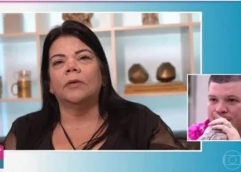 Mãe de Ferrugem chora na TV ao falar de preconceito que filho sofreu por ser branco
