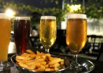 Bar oferece bebida à vontade para as mulheres de minissaia, mas acaba tendo prejuízo