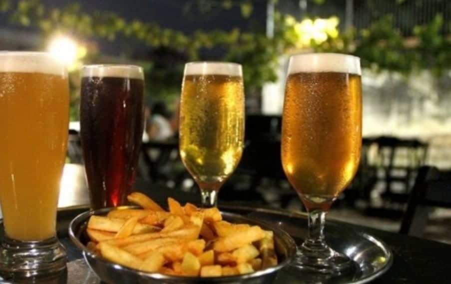 Bar oferece bebida à vontade para as mulheres de minissaia, mas acaba tendo prejuízo