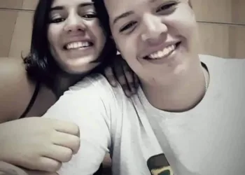 Casal de tatuadores morre após ser baleado dentro de carro de aplicativo no RJ