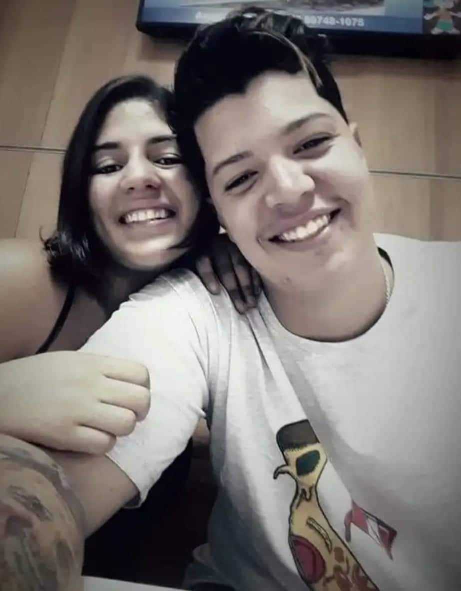 Casal de tatuadores morre após ser baleado dentro de carro de aplicativo no RJ
