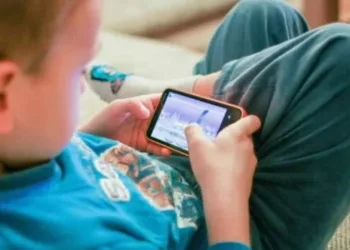 Motivos para uma criança não usar celular e tablet com menos de 10 anos
