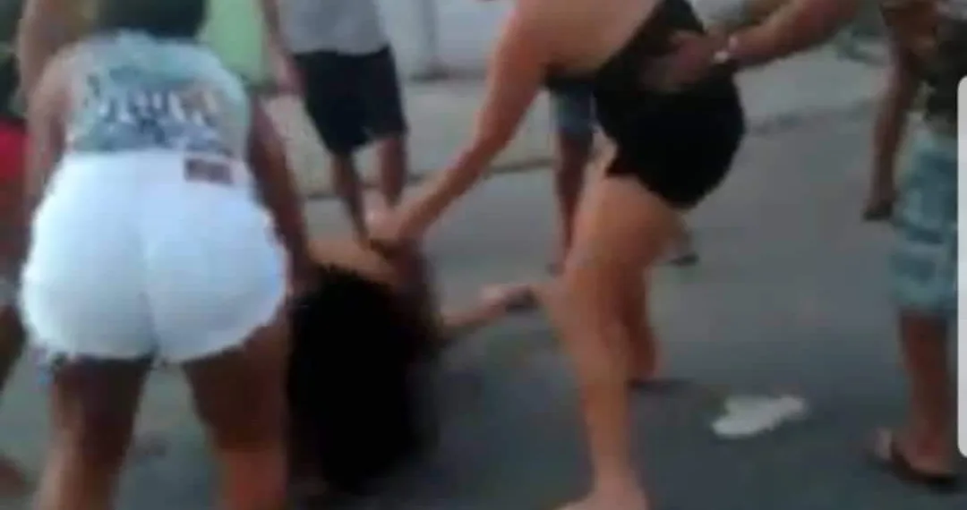 Mulher é agredida suspeita de espancar criança em Campo Grande.