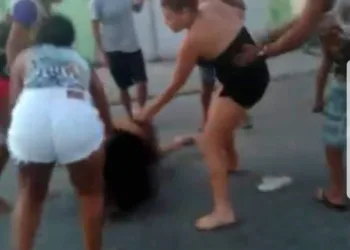 Mulher é agredida suspeita de espancar criança em Campo Grande.