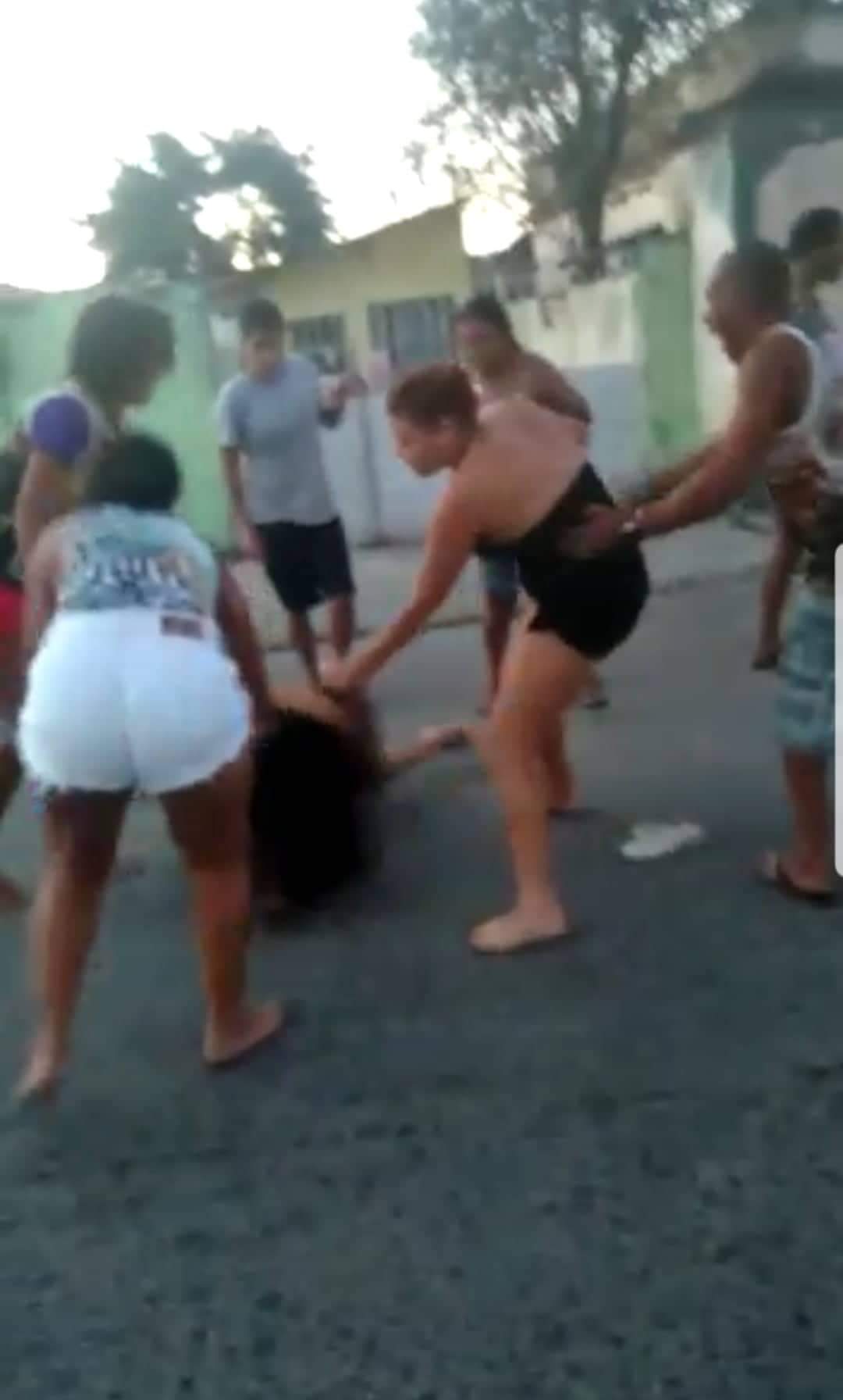 Mulher é agredida suspeita de espancar criança em Campo Grande.