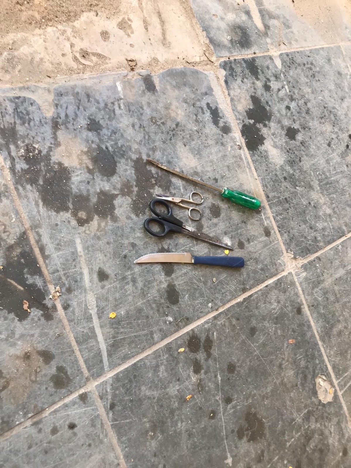 Guarda municipal encontra tesouras e faca perto do local onde morador de rua esfaqueou e matou 2 pessoas no Rio