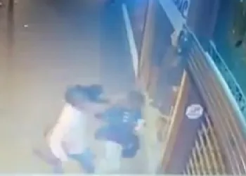 HOMEM AGRIDE VIOLENTAMENTE UMA MULHRR NO RJ( VIDEO FORTE)