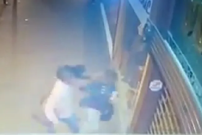 HOMEM AGRIDE VIOLENTAMENTE UMA MULHRR NO RJ( VIDEO FORTE)