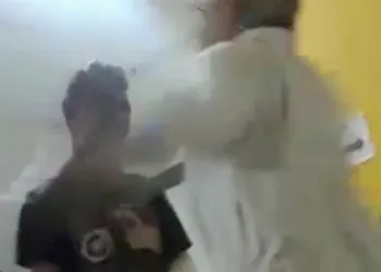TECNICO DE ENFERMAGEM DA TAPA NA CARA DE PACIENTE EM UPA