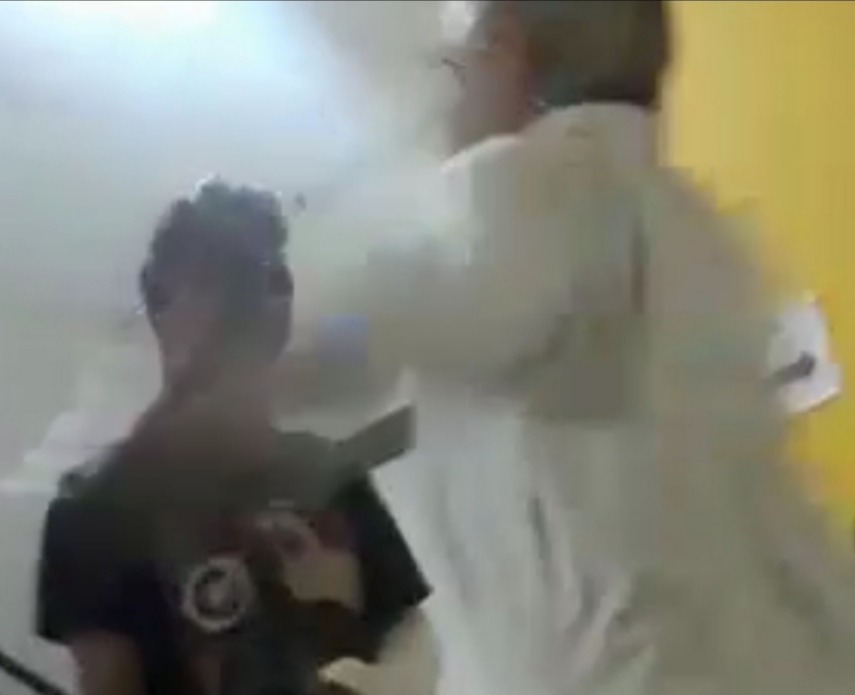 TECNICO DE ENFERMAGEM DA TAPA NA CARA DE PACIENTE EM UPA