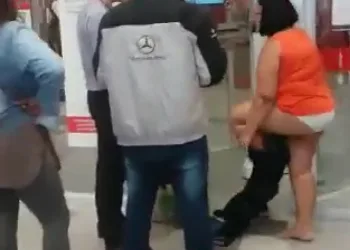 MULHER FICA SEMI NUA AO TENTAR NUM BANCO EM CAMPO GRANDE
