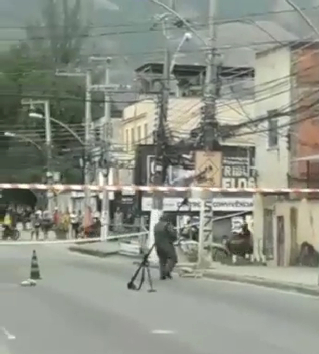 ESQUADRÃO ANTI BOMBAS DETONA EXPLOSIVO EM BAIRRO NA ZONA OESTE