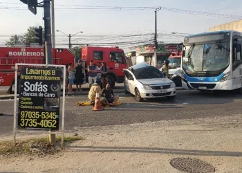 Acidente entre Carro e Ônibus na Avenida Cesário de Mello na tarde deste Domingo (18)