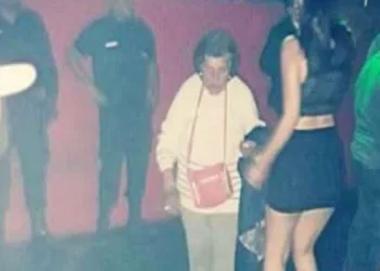 Avó vai a festa buscar a neta para obrigá-la a cuidar do seu bebê