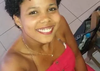 Mulher é morta a facadas em briga com vizinho na zona Oeste