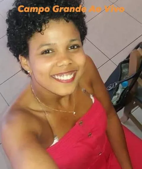 Mulher é morta a facadas em briga com vizinho na zona Oeste