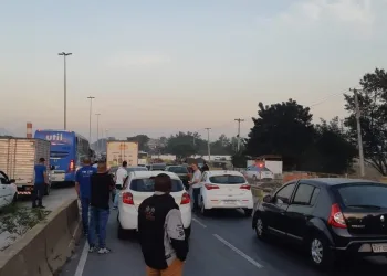 HOMEM FICA FERIDO DURANTE TIROTEIO E ARRASTÃO NA AV BRASIL