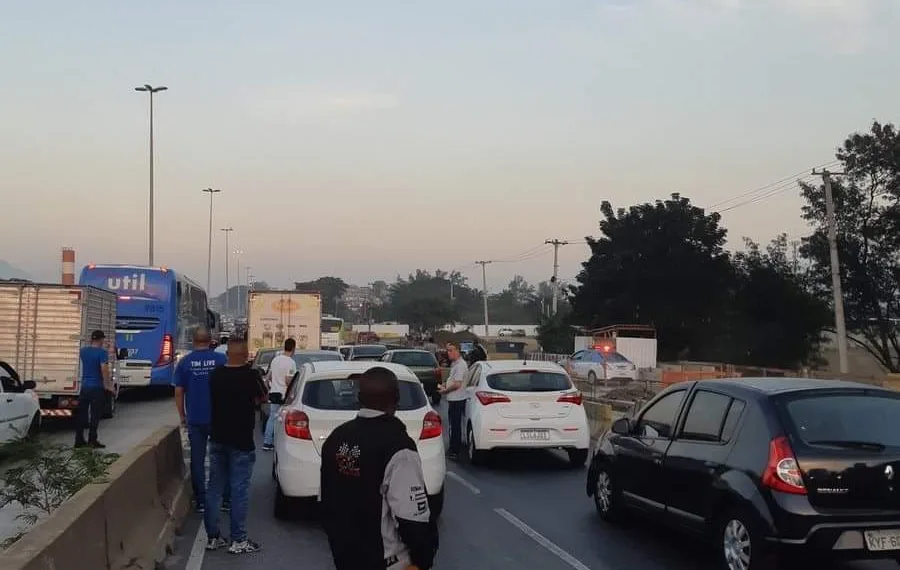 HOMEM FICA FERIDO DURANTE TIROTEIO E ARRASTÃO NA AV BRASIL