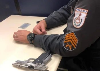 BANDIDO É PRESO EM FLAGRANTE EM BAIRRO NA ZONA OESTE