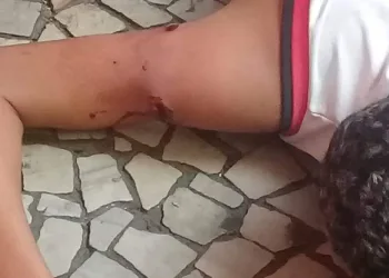 POLICIAL REAGE A ASSALTO E PRENDE BANDIDOS( FOTOS)