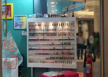 Mulher é baleada durante assalto em shopping no RJ