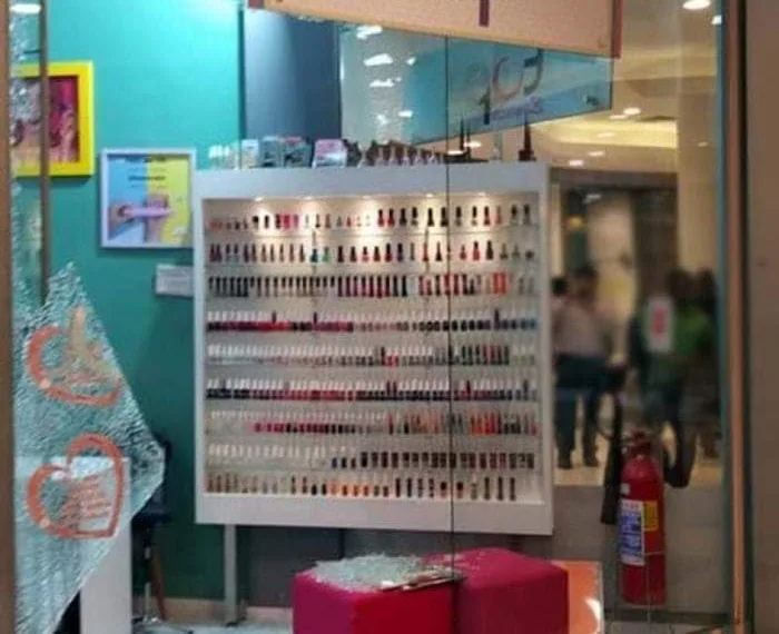 Mulher é baleada durante assalto em shopping no RJ