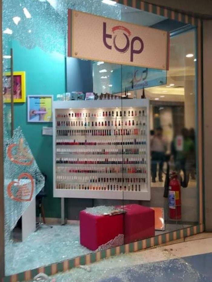 Mulher é baleada durante assalto em shopping no RJ