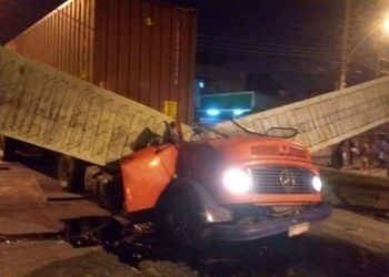 ATUALIZANDO DOIS HOMENS MORREM APOS PARTE DO VIADUTO CAIR SOBRE CABINE DE CAMINHÃO NO RJ