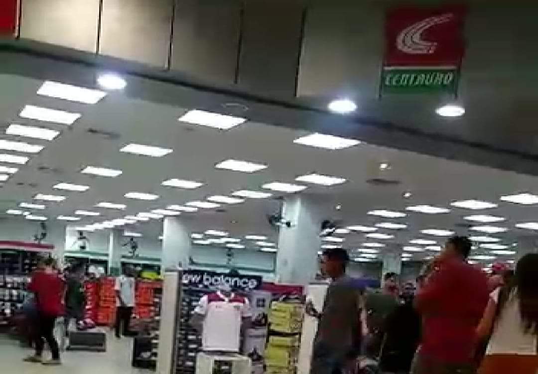LOJA É ASSALTADA DENTRO DE UM SHOPPING NA ZONA OESTE