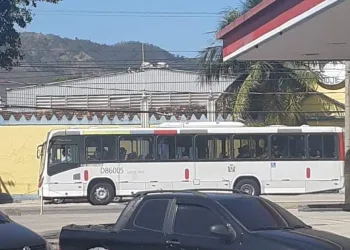TAMPA DE ÔNIBUS CAI EM BRAÇO DE PASSAGEIRA NO RJ