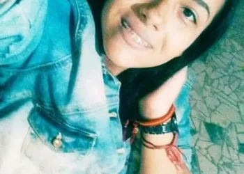 JOVEM É ESFAQUEADA E MORTA NO PORTÃO DE CASA NO RJ