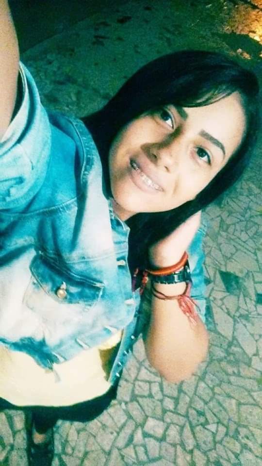 JOVEM É ESFAQUEADA E MORTA NO PORTÃO DE CASA NO RJ