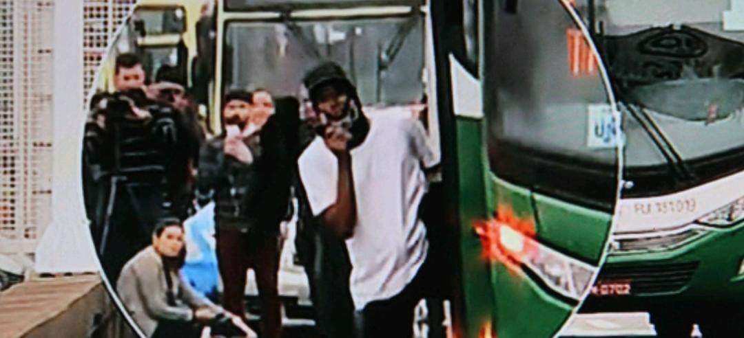 URGENTE!! IMAGENS DE DENTRO DO ONIBUS SEQUESTRADO NO RJ