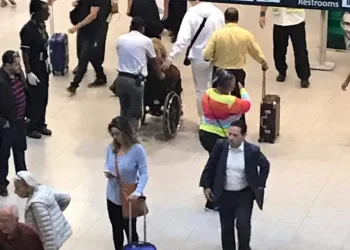 ALCIONE CAI NA ESCADA ROLANTE DO AEROPORTO E É LEVADA EM CADEIRA DE RODAS