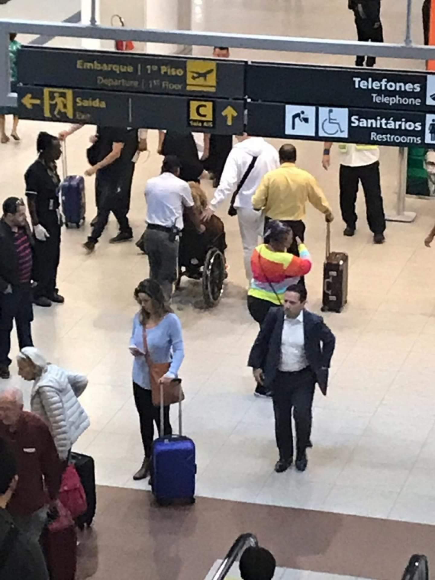 ALCIONE CAI NA ESCADA ROLANTE DO AEROPORTO E É LEVADA EM CADEIRA DE RODAS